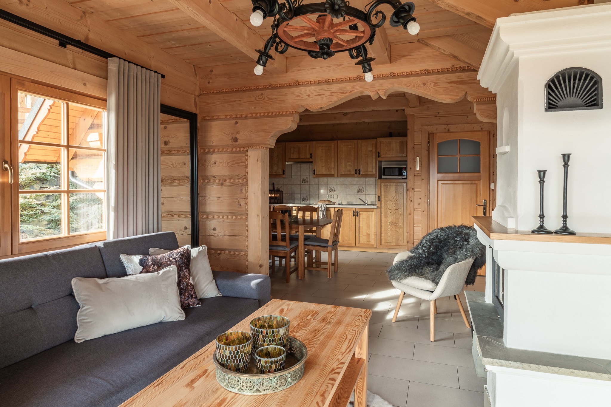 Przestronny salon i kuchnia w drewnianym domku